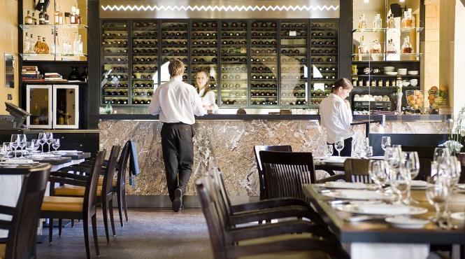 legea bacsisului aduce ospatarii inapoi la hoteluri si restaurante