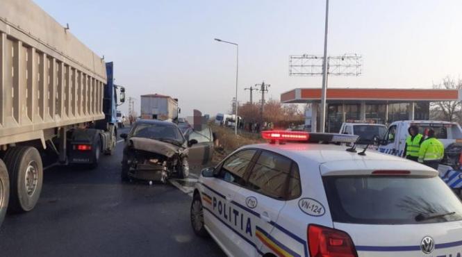 noua persoane ranite dupa ce un microbuz si un autoturism s au lovit pe o sosea din vrancea