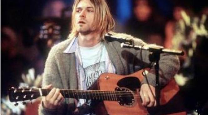 o chitara rupta a lui kurt cobain si o pereche de ochelari ai lui john lennon scoase la licitatie