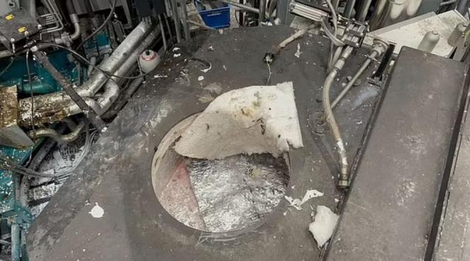 un muncitor cade intr un cuptor plin cu aluminiu topit la 720c dar supravietuieste miraculos