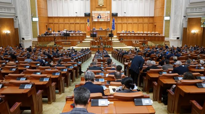 a inceput sedinta solemna a parlamentului pentru comemorarea a 35 de ani de la revolta anticomunista de la brasov din 15 noiembrie 1987