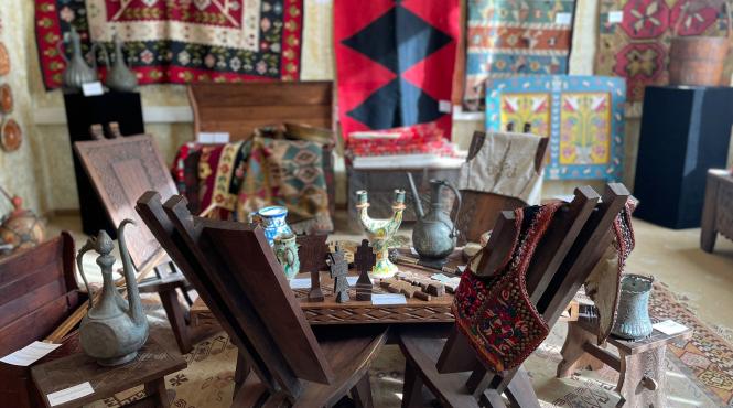 cea mai mare colectie de costume populare scoasa la licitatie alaturi de antichitati grecesti si iatagane otomane