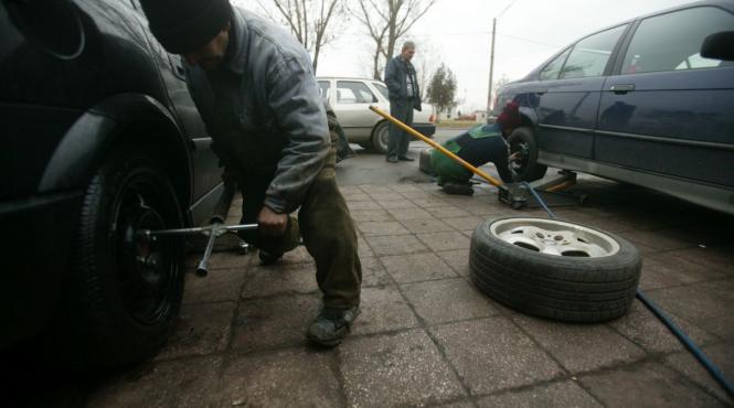 mai mult de jumatate dintre romani schimba anvelopele masinii personale o data la doi sau trei ani
