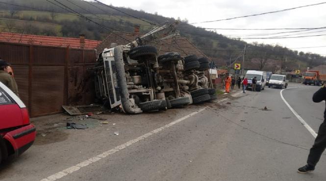 accident in covasna un camion s a rasturnat iar soferul a murit