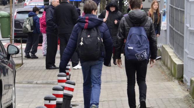 elevii ar putea intra in scoala prin sisteme de securitate