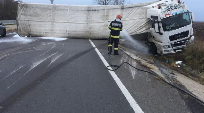 accident pe dn 5 in judetul giurgiu un tir incarcat cu ingrasamant s a rasturnat pe sosea