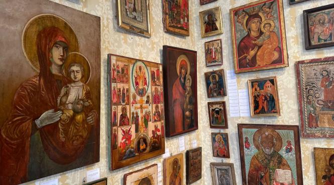 cea mai mare colectie de icoane pe sticla scoasa la licitatie