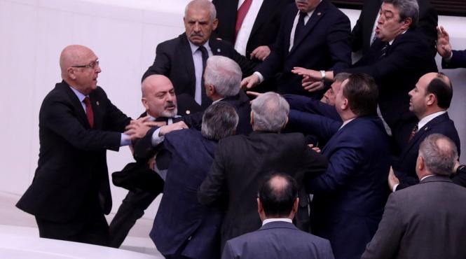 bataie pumni picioare parlament turcia deputat terapie intensiva