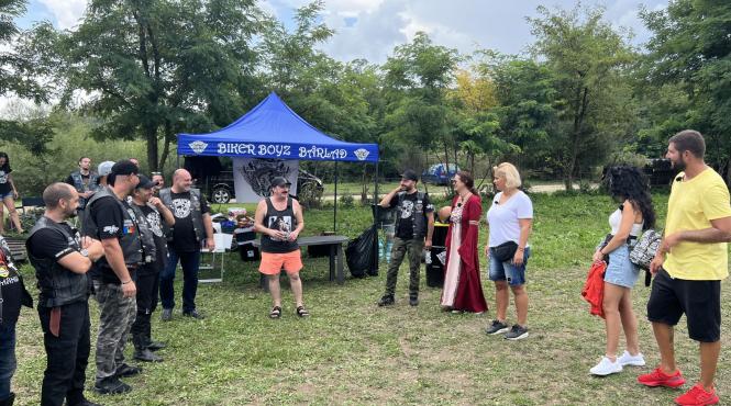 romica tociu preia stafeta de la nea marin la poftiti pe la noi poftiti la targ catalin cazacu doinita oancea si paula chirila il insotesc la piatra neamt