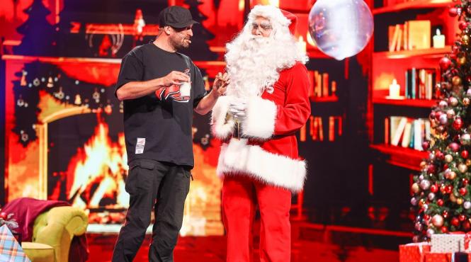 mos craciun invitat special in juriul iumor cadourile aduse pentru delia costel si cheloo i au surprins pe toti