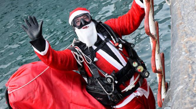 mos craciun scafandru portul constanta reni sanie sac cadouri