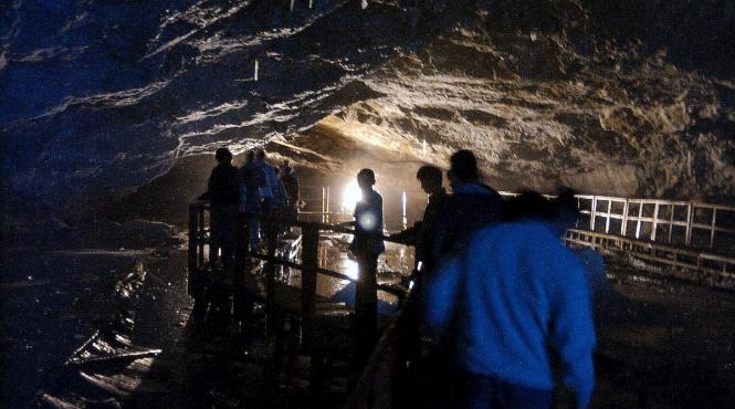 pesteri turisti acces vizitatori proiect lege senatori