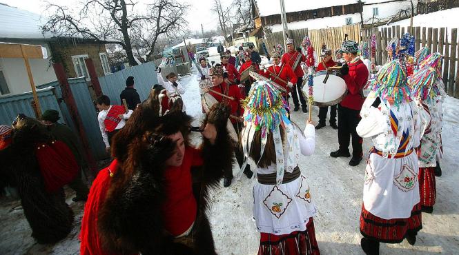 obiceiuri craciun regiuni romanesti ritualuri bunastare noroc