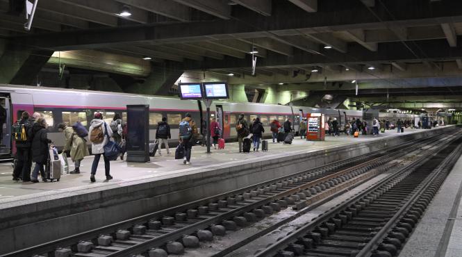 atentat terorist oprit 9 butelii gaz gara paris