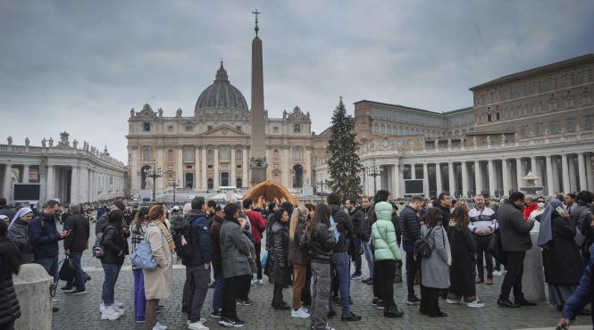 cozi imense sicriu papa benedict pelerinaj zeci mii oameni