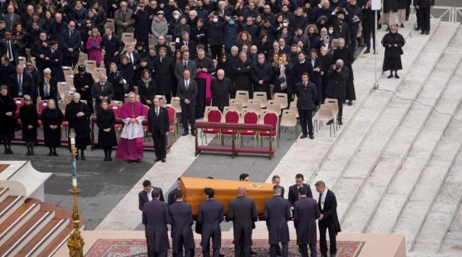 funeralii papa emerit benedict xvi prezenti 200 000 credinciosi