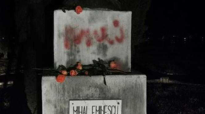 texte obscene statuie mihai eminescu vandalizata