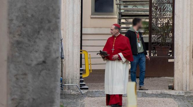 primele imagini cu actorul ralph finnes in rolul cardinalului lomeli din pelicula conclav la roma