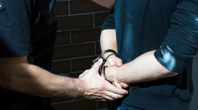 tanar arestat relatii sexuale fata 13 ani