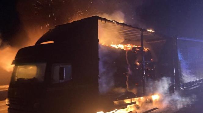 arde camion cartoane autostrada a10