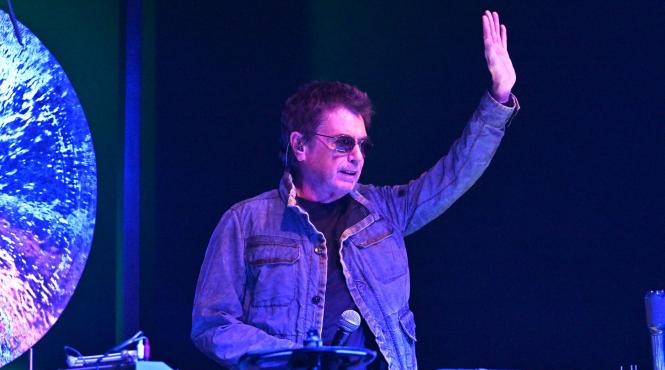 la 74 de ani jean michel jarre ofera un spectacol senzational cu oxymore cel mai recent album