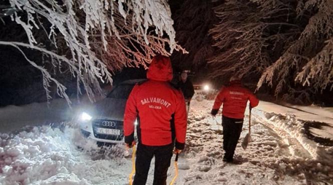 copil blocat zapada cabana cozia