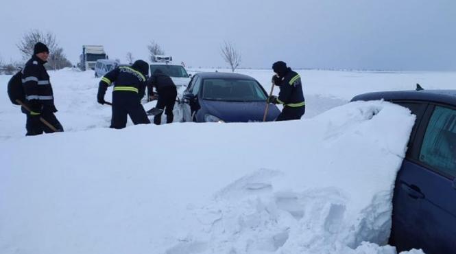 igsu interventii in 60 de localitati din cauza vremii severe patru gravide blocate in masini