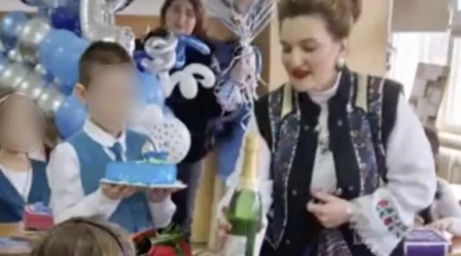 elev 9 ani bacau petrecere opulenta scoala bacau sampanie muzica populara animatori cameramani