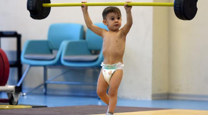 baietel 2 ani antrenamente haltere