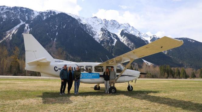 incredibil familie copii calatorie jurul lumii avion micut