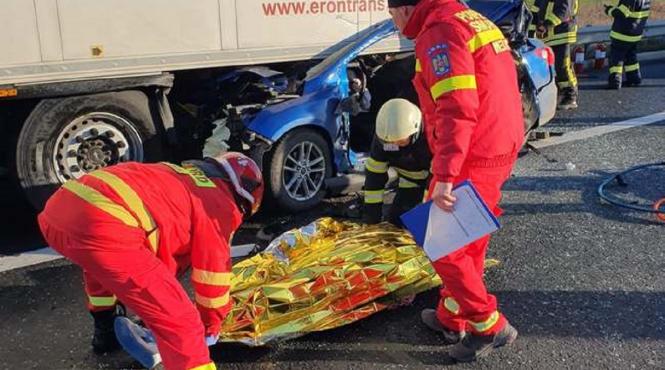 accident cumplit sofer mort masina sub tir