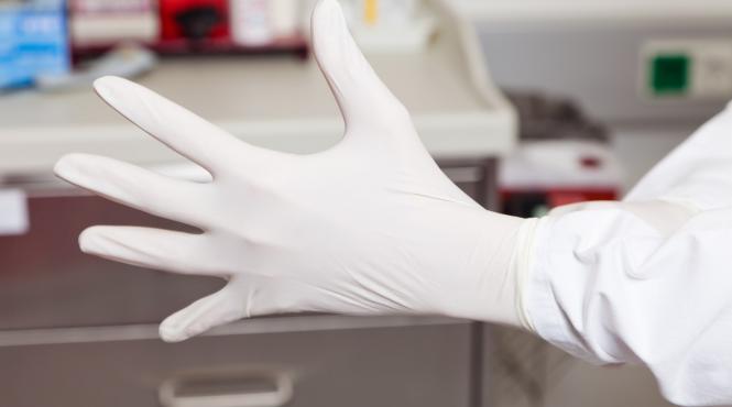 acuzatii asistent ambulanta dezbracat copila 17 ani