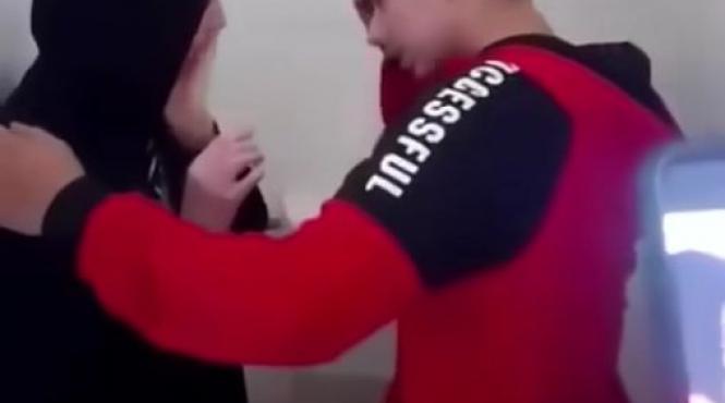 caz incredibil bacau elev bate coleg baga capul in vas toaleta noi ne jucam suntem prieteni buni eu glumesc