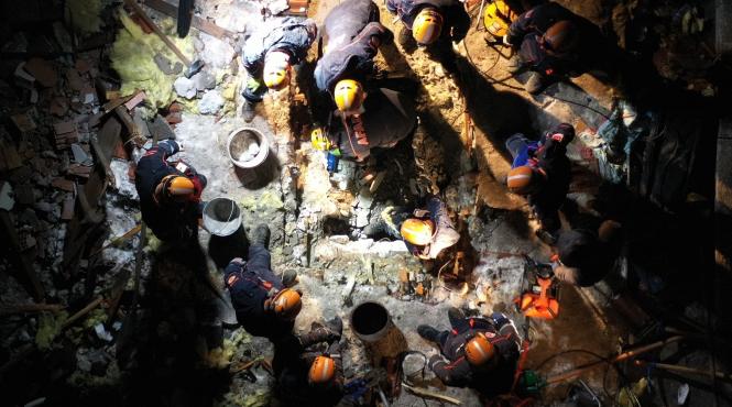 bilant cutremure 3700 morti