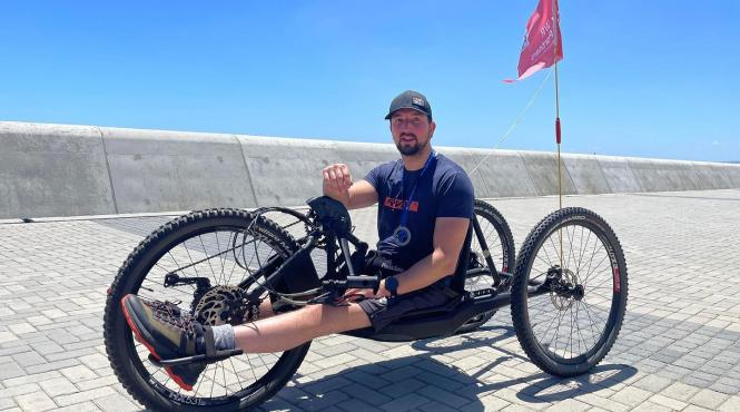 performanta incredibila barbat scaun rotile sapte maratoane sapte continente