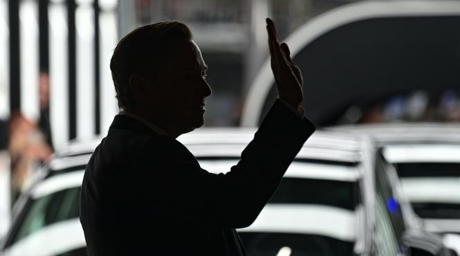 elon musk doneaza actiuni tesla 1 95 miliarde dolari 2022 motivul
