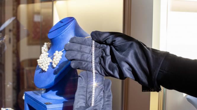 cadoul bijuterie regina elisabeta licitatie