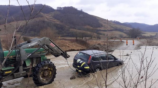 persoane salvate masina blocata raul somes