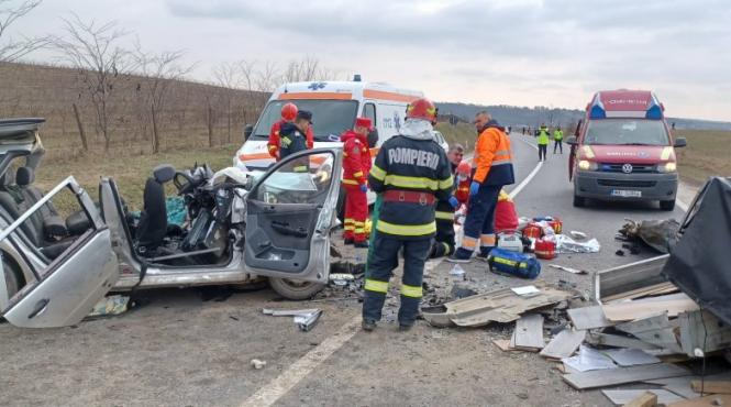 accidenrt teribil pe dn 24 vaslui barlad o persoana a murit iar alte cinci au fost ranite a fost chemat elicopterul smurd