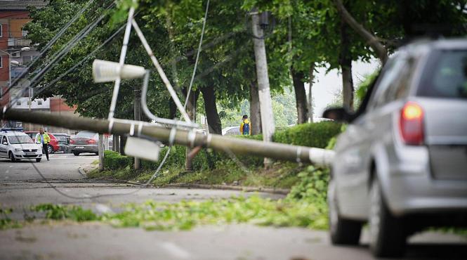 zeci interventii zona bucuresti ilfov vantul puternic copaci stalpi
