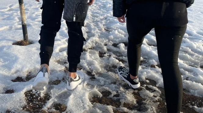 tineri munte colanti glezna goala gasiti inghetati imbratisati