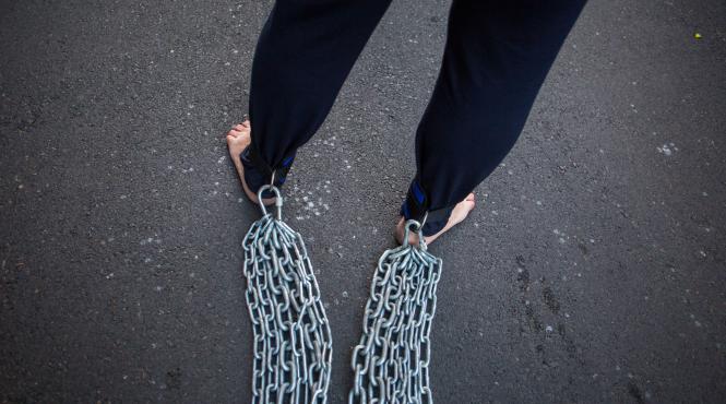 infiorator fata legata lanturi parinti romania 15 ani