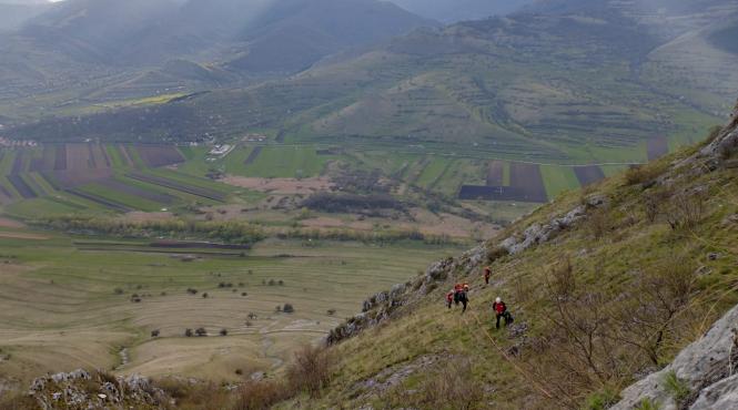 tineri blocati perete stancos piatra secuiului