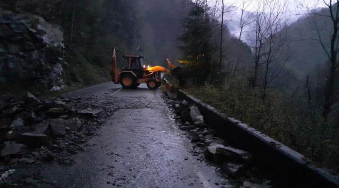 ravagii caderi petre drum inchis alba