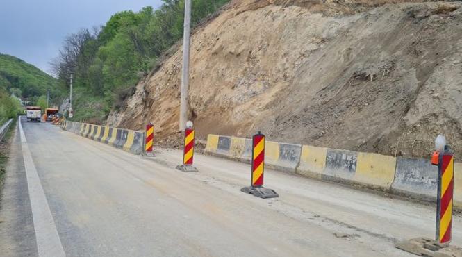 trafic blocat caderi pietre 27 aprilie 2023