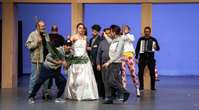 premiera ora in care nu stiam nimic unii de altii la tnrs un spectacol non verbal o explozie cu sensuri multiple