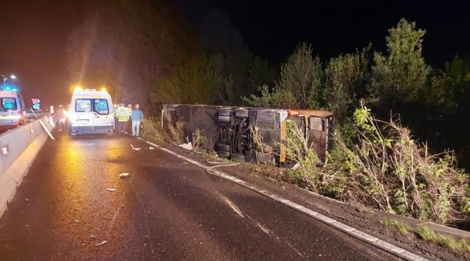 autocar rasturnat cornu sofer descarcerat