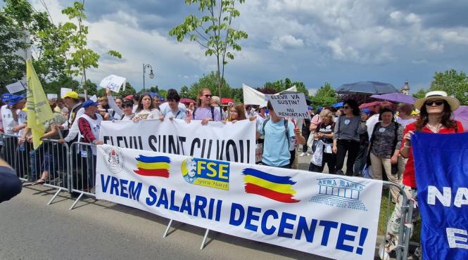 prima 2500 lei profesori