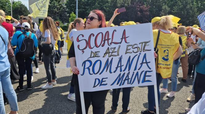 circa 50 romani sustin greva profesori nemultumiti cum guvern gesioneaza criza
