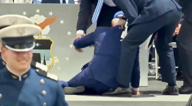 joe biden cazut pe scena ceremonie forte aeriene